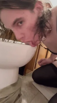 Pls BM me to lick disgusting toilets clean