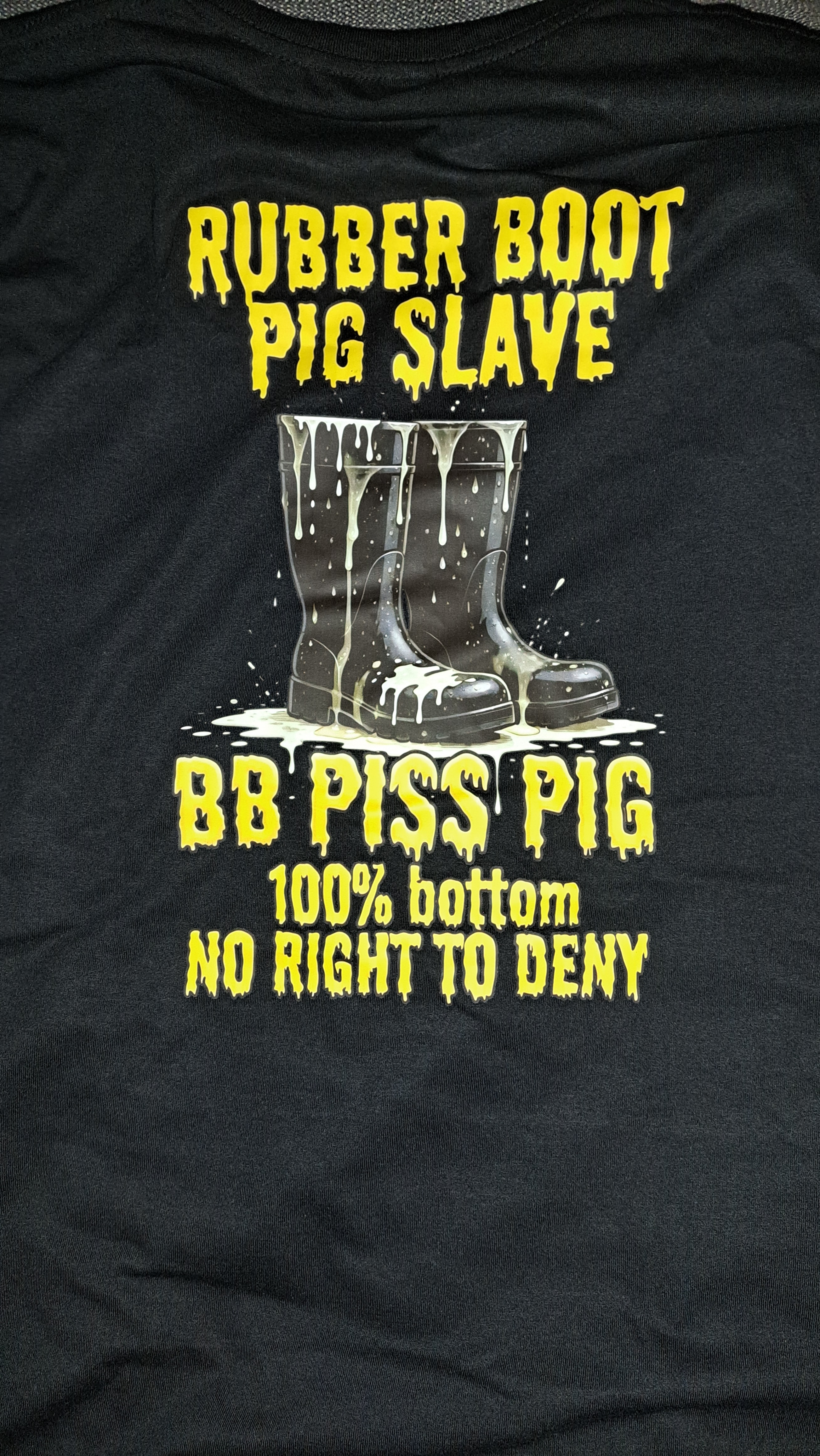 Rubber boot pig, shirt back